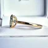 Pierścionek z aleksandrytem w szlifie gruszka